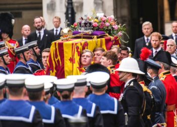 Woananom nna wofi Ghana nyaa akwangya kɔr ɔhembaa Elizabeth II n’eyi no bi?