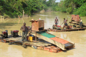 Galamsey mberantsɛ wɔ nsu do. 