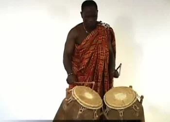 Ayan-Kwan a ɔkyerɛma fa do dze kyen kasa kyerɛ dɔm