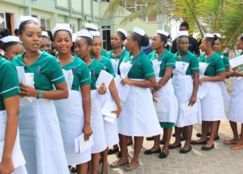 Ghana apɔwmudzen edwumayɛfo aborɔkyir batatu; ɔhaw a Ghana aban gye no ho wɔ ho biara a ɔnngye
