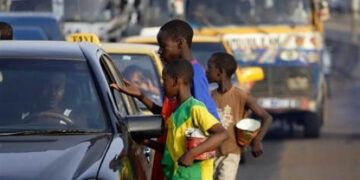 Mbofra a wɔatow hɔn asaworam ma wɔnenam kurow mu basabasa na ndzɛmba ahorow a ɔdze ba