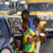 Mbofra a wɔatow hɔn asaworam ma wɔnenam kurow mu basabasa na ndzɛmba ahorow a ɔdze ba