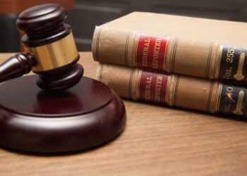 Ɔtemmuafoɔ Justice Lydia Marfo atu Aisha Huang asɛnnie no ahyɛ da ɛnam adanseɛ nkrataa a ɛnyɛɛ krado no nti.