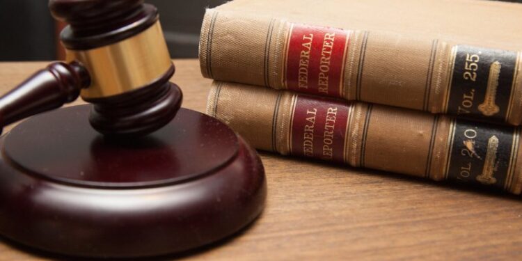 Ɔtemmuafoɔ Justice Lydia Marfo atu Aisha Huang asɛnnie no ahyɛ da ɛnam adanseɛ nkrataa a ɛnyɛɛ krado no nti.