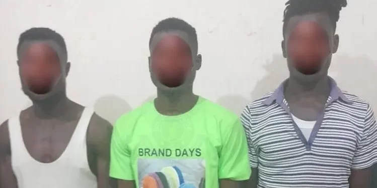 Apolisifoↄ akyere nnipa baasa bi a wↄsusu sɛ wↄn ho bↄn Dompim ahensɛm mu ntↄkwasɛm ne basabasayɛ no mu