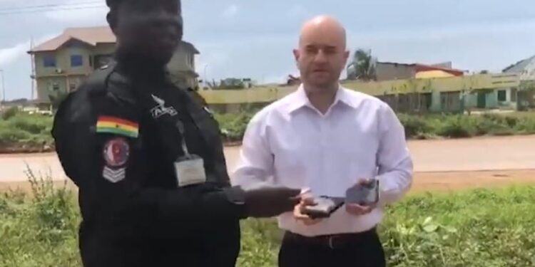 Ↄhↄhoↄ bi a wↄkyee no sɛ ↄde kaa rebu n’ani a wanyɛ no yie