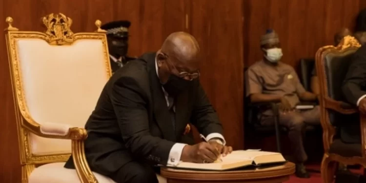 Akufo-Addo de ne nsa ahyԑ ԑtoᴐ mmara nkumaa mmiԑnsa ase ama no abԑyԑ amammara akԑseԑ