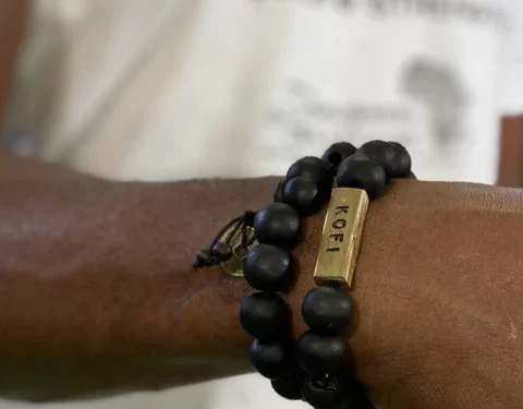 Kradin a wᴐde to nnipa, wᴐn ho nsεm ne suban a wᴐda no adi (Kwasiada de kᴐsi Wukuada)