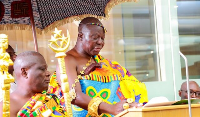 Deɛ asɛmfua “Zion” a Asantehene rekasa a n’Akyeame ka no kyerɛ.