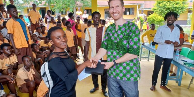 Ɛyɛ nhyɛ sɛ yɛko ma Abibirem kasa ahoroɔ no – Brady ne Kaitlyn, ahɔhoɔ a wɔsene ɔmani